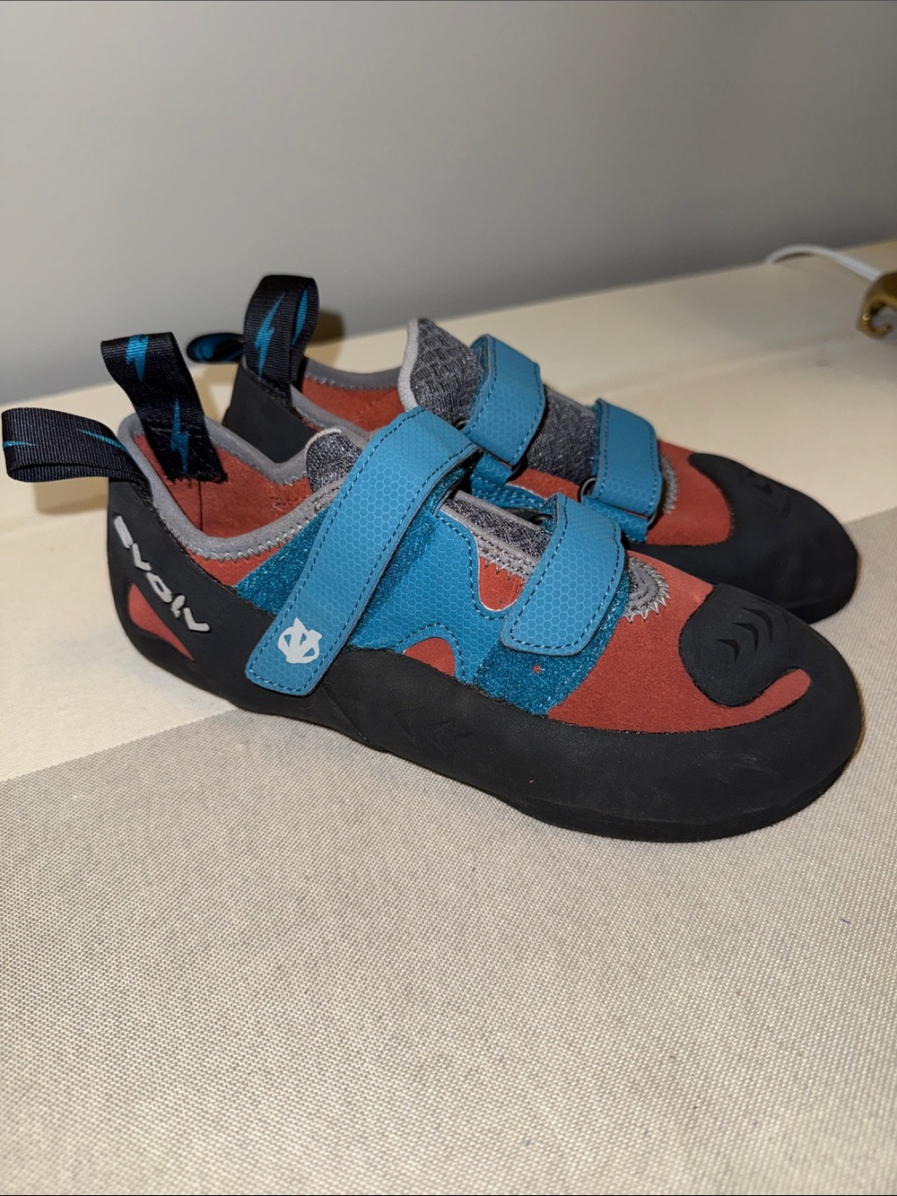 EVOLV Climbing Shoes in Blue & Red Size EU 40 US men’s 7.5 women’s 9